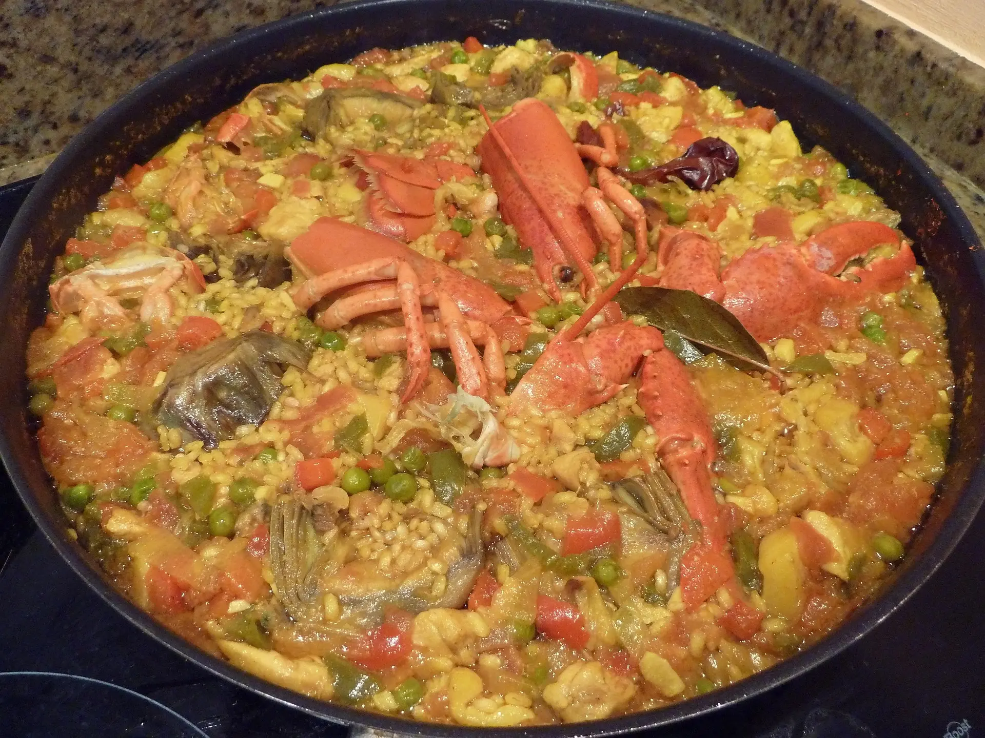 Arroz con bogavante meloso típico de Galicia servido en cazuela