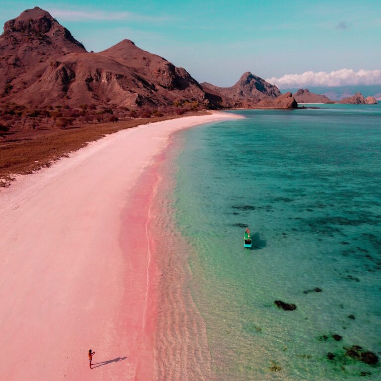 Komodo Pink beach Playa rosa