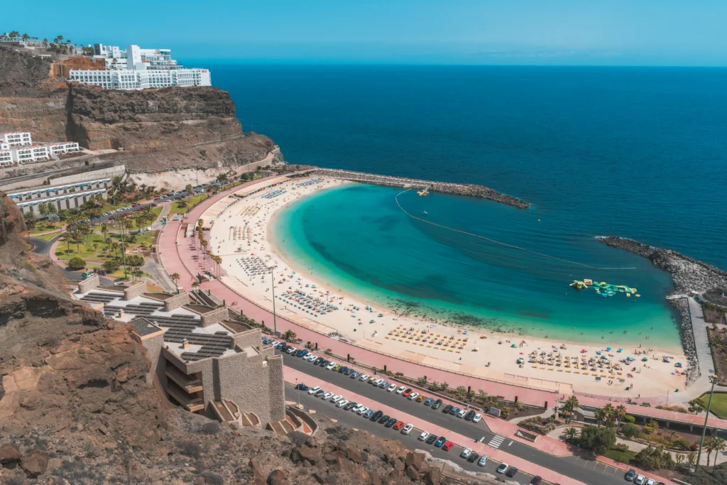 Playa de arena dorada con aguas cristalinas: destino cálido en invierno nº1