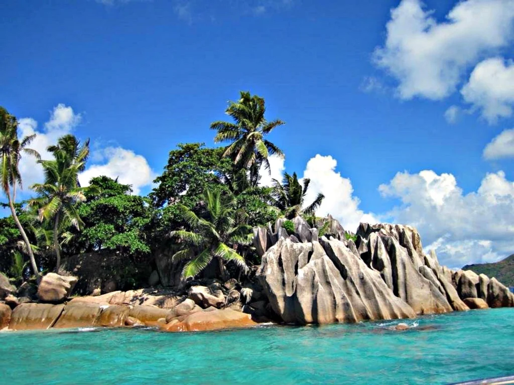 Playa de Seychelles en días: paisaje costero para viajeros