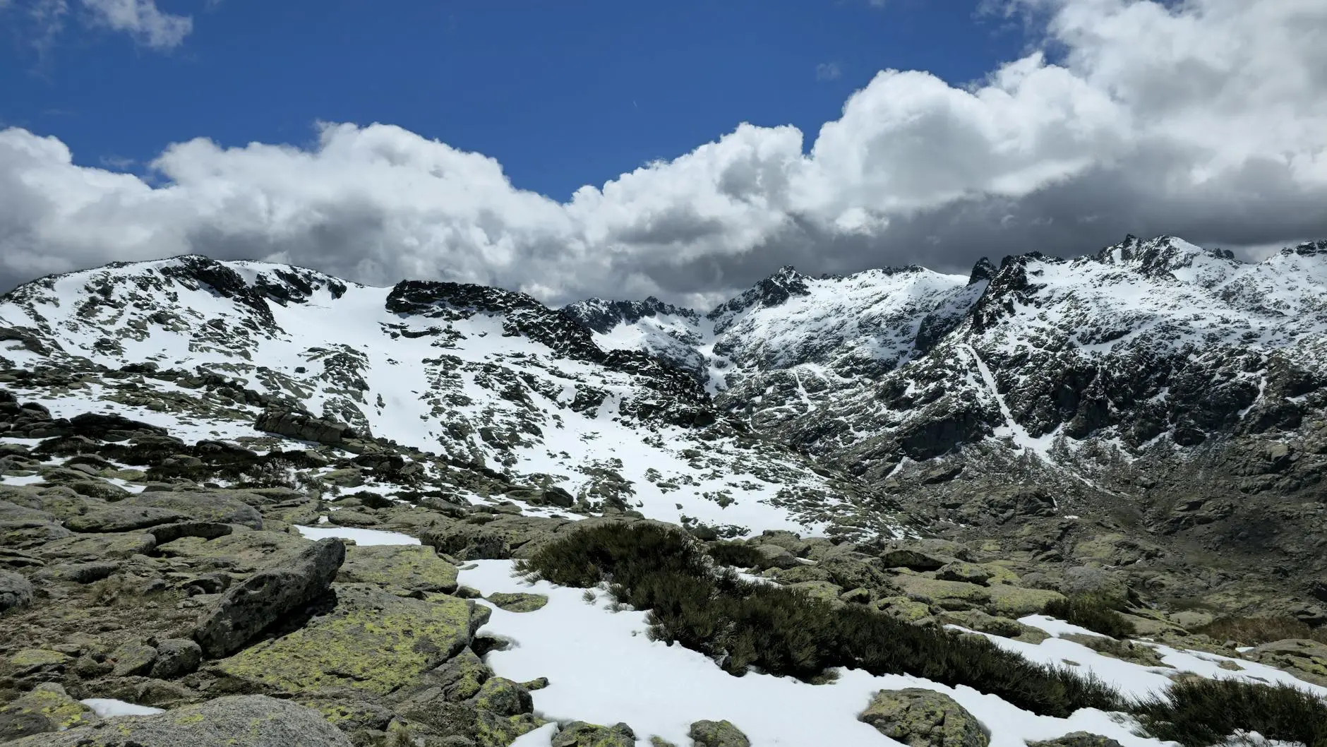 Paisaje de Sierra: montañas y senderos