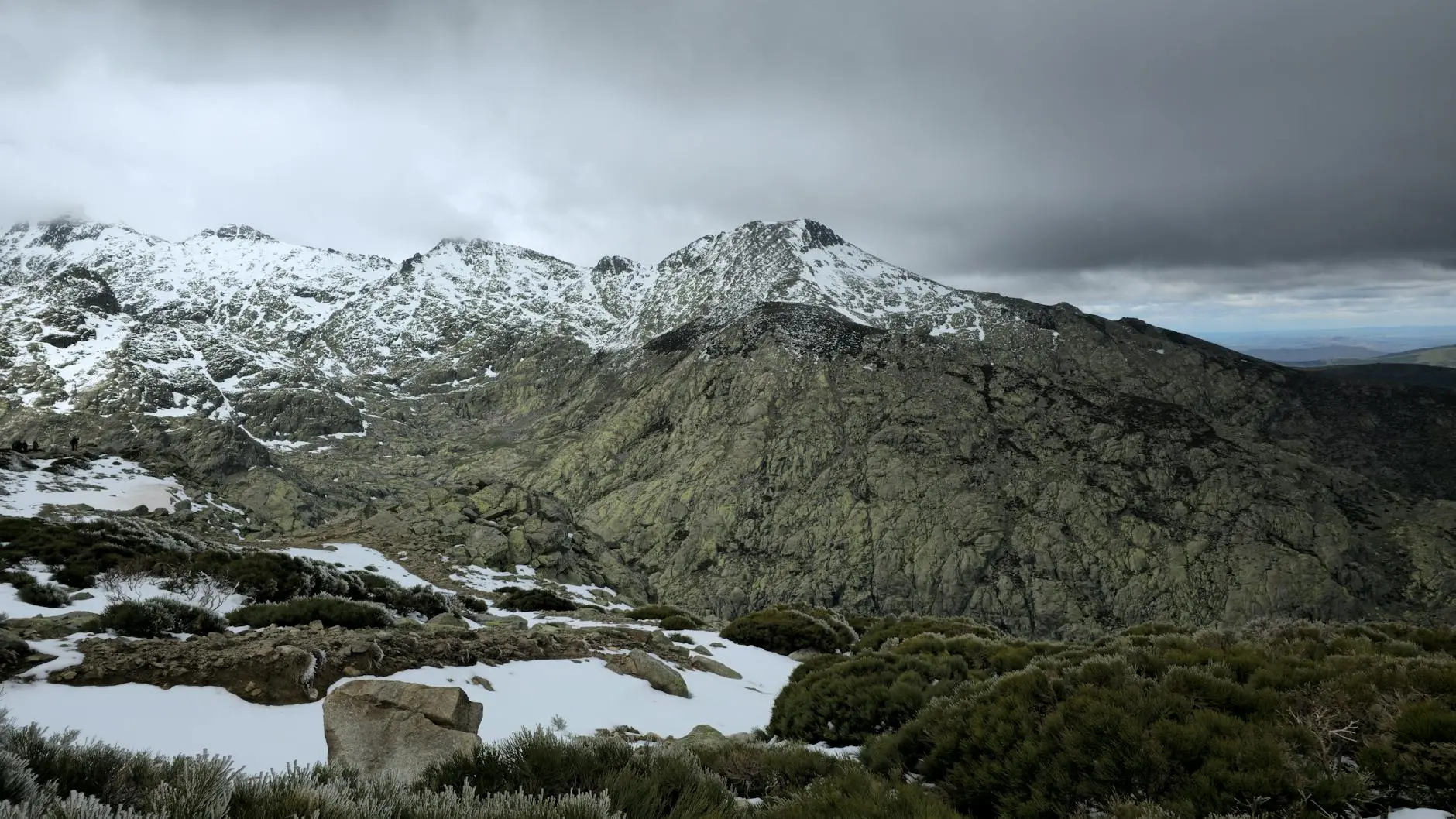 Lagos y cumbres de Sierra en día despejado