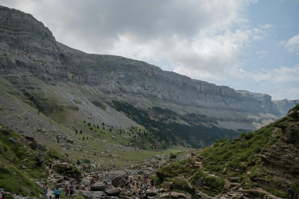 Sendero de montaña en el Pirineo aragonés, ruta de senderismo en Ordesa