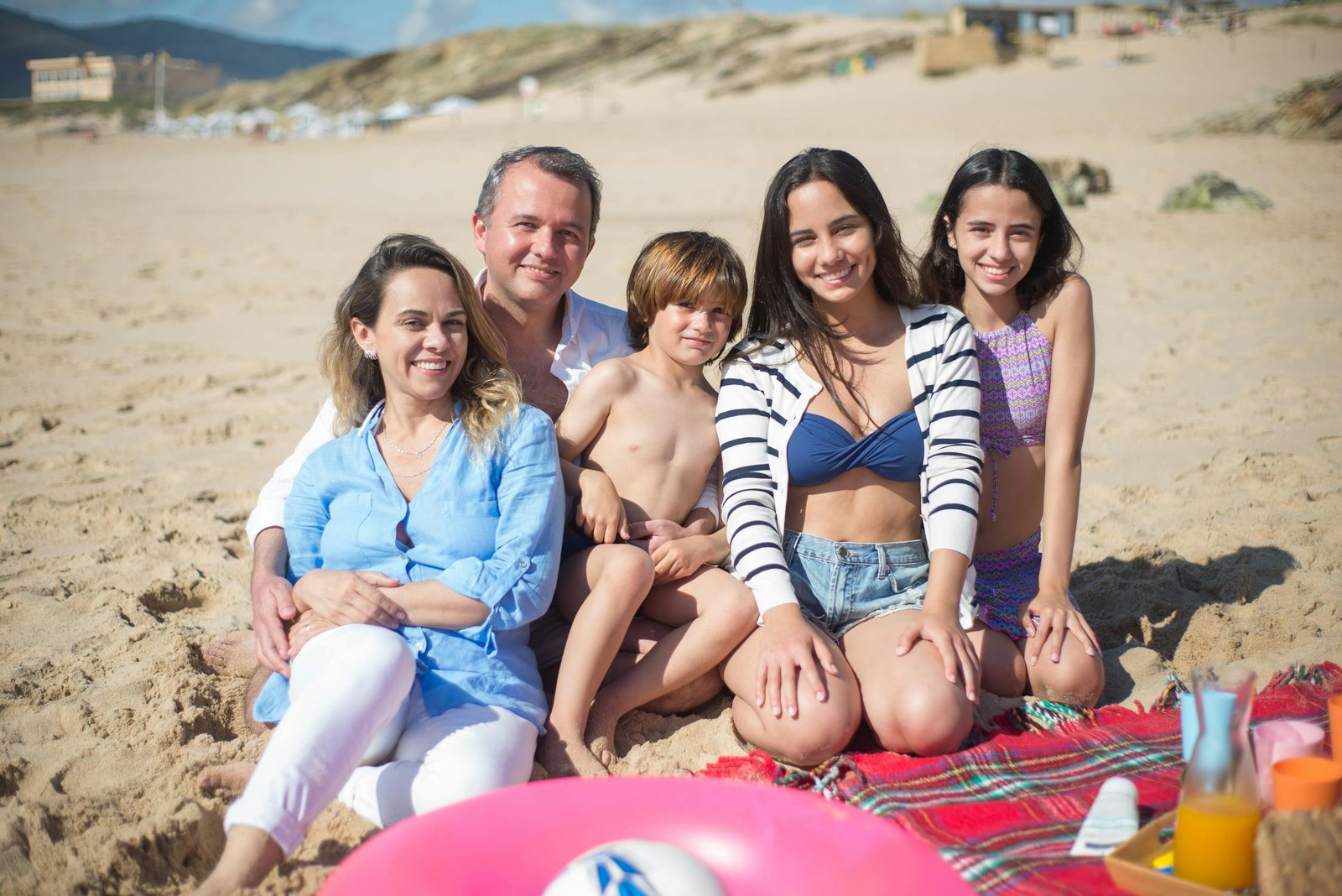 Familia disfrutando de un día de playa con niños pequeños