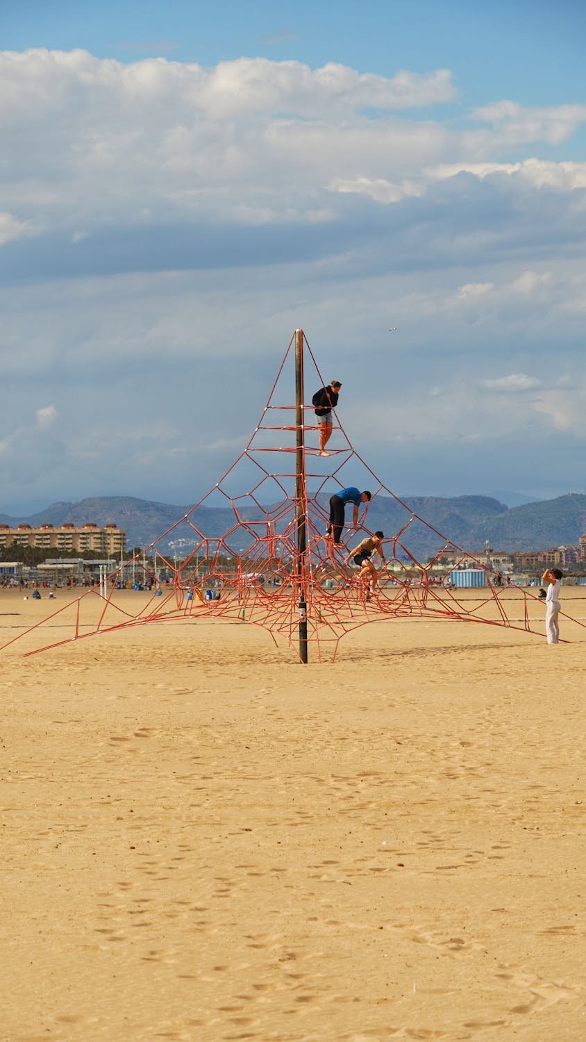 Niños jugando en la arena de la playa