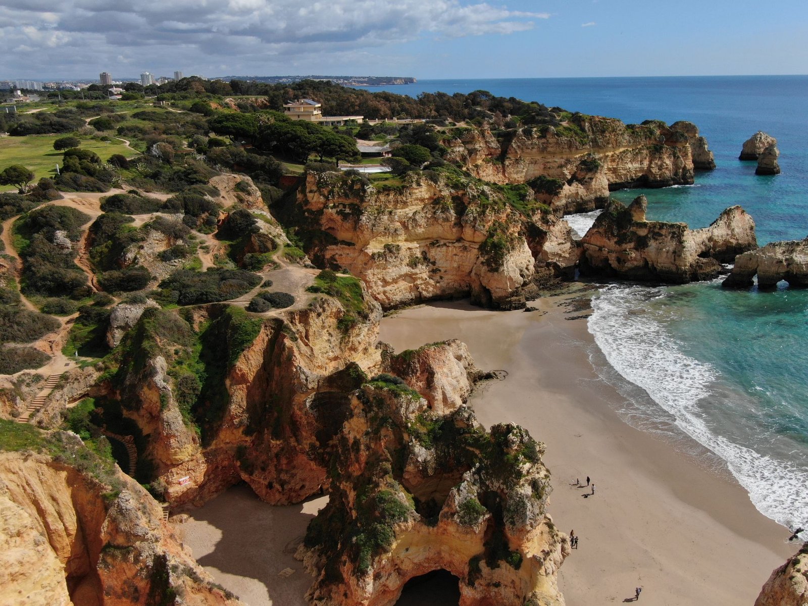 Playa paradisíaca del Algarve con formaciones rocosas y agua turquesa