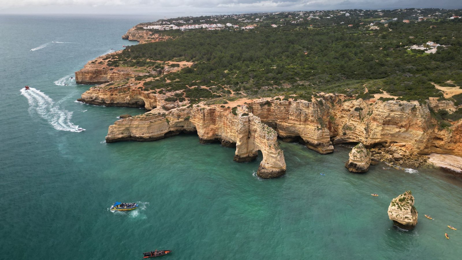 Espectaculares acantilados aéreos de la costa del Algarve en Portugal