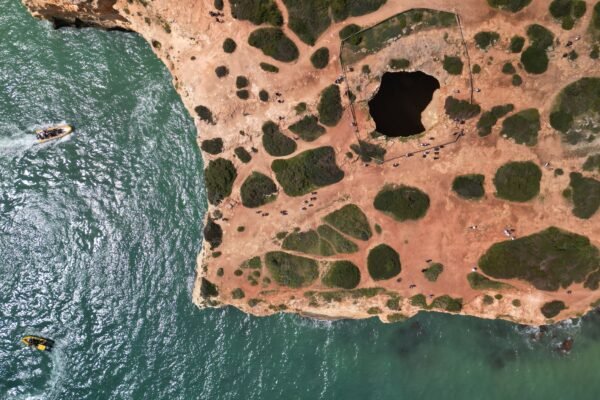 Algarve Portugal costa panorámica acantilados dorados vista aérea