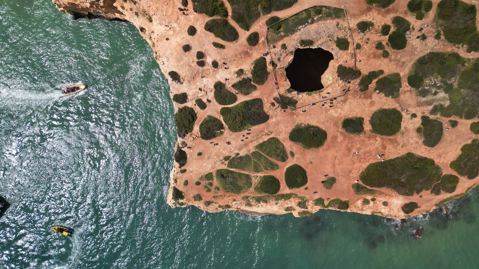 Algarve Portugal costa panorámica acantilados dorados vista aérea