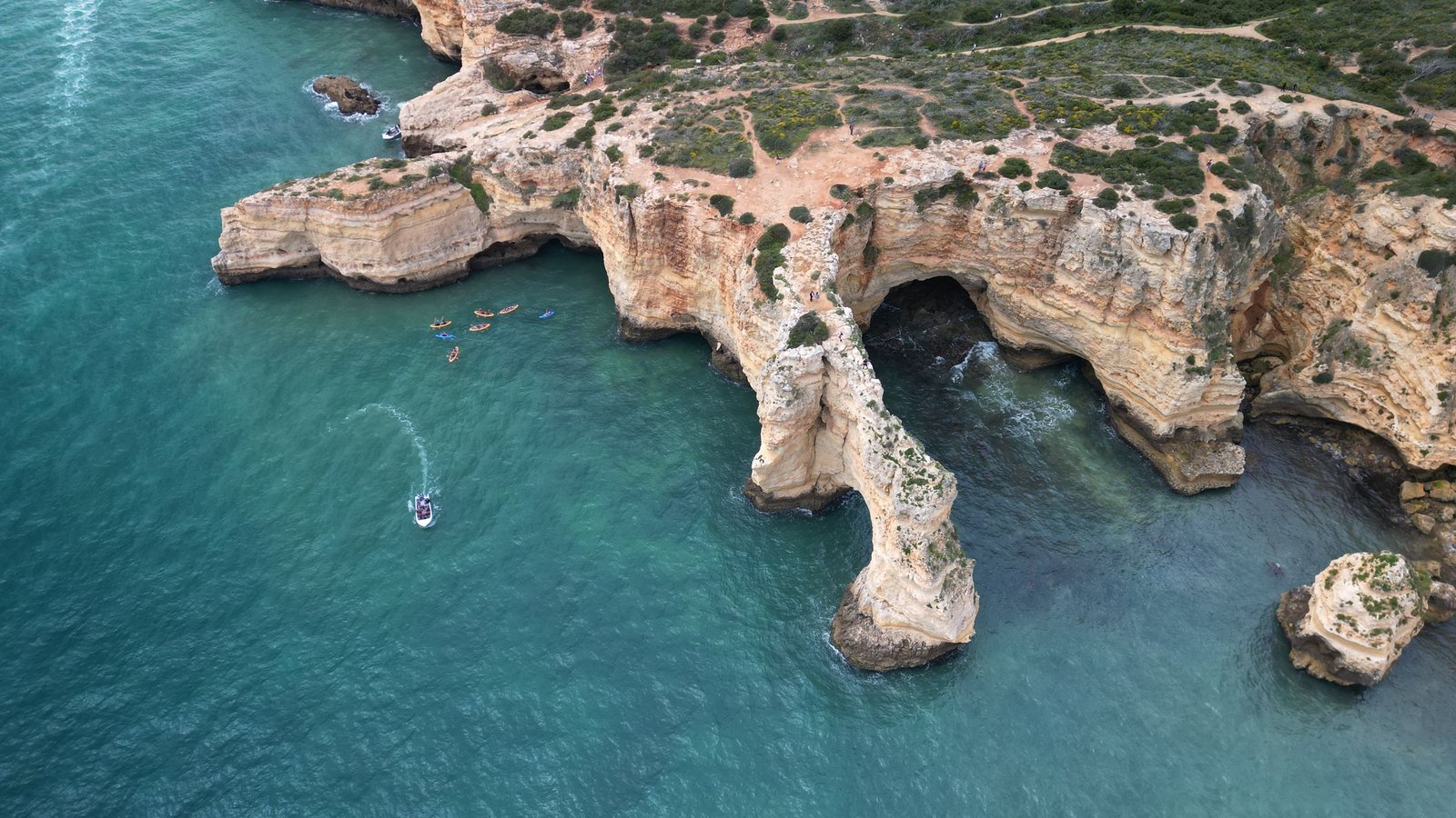 Impresionantes acantilados escarpados en Sagres Cabo São Vicente Algarve