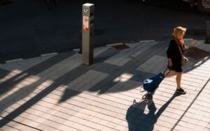Mujer viajando sola por España
