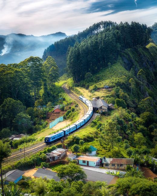 Tren Interrail atravesando los Alpes suizos