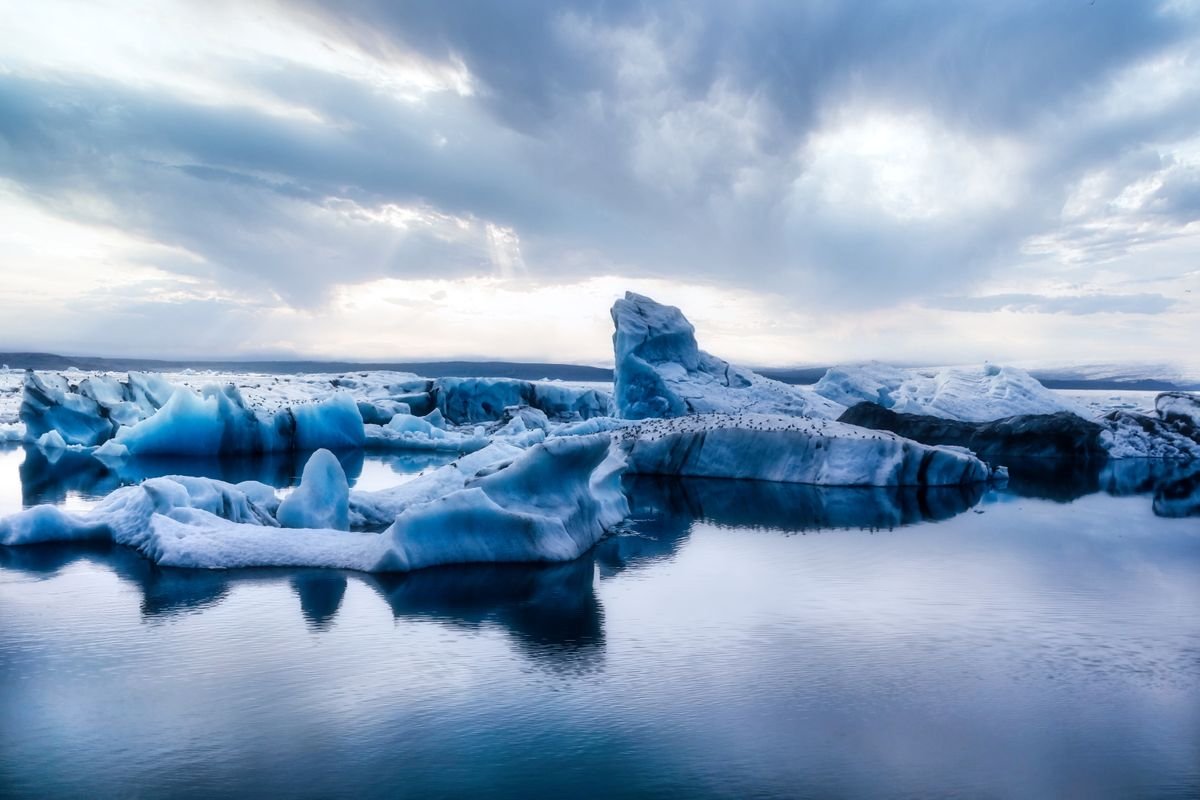 Icebergs en la laguna glaciar de Jökulsárlón, Islandia