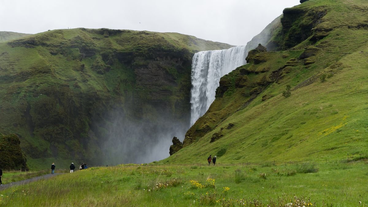 Cascada Skógafoss en la costa sur de Islandia
