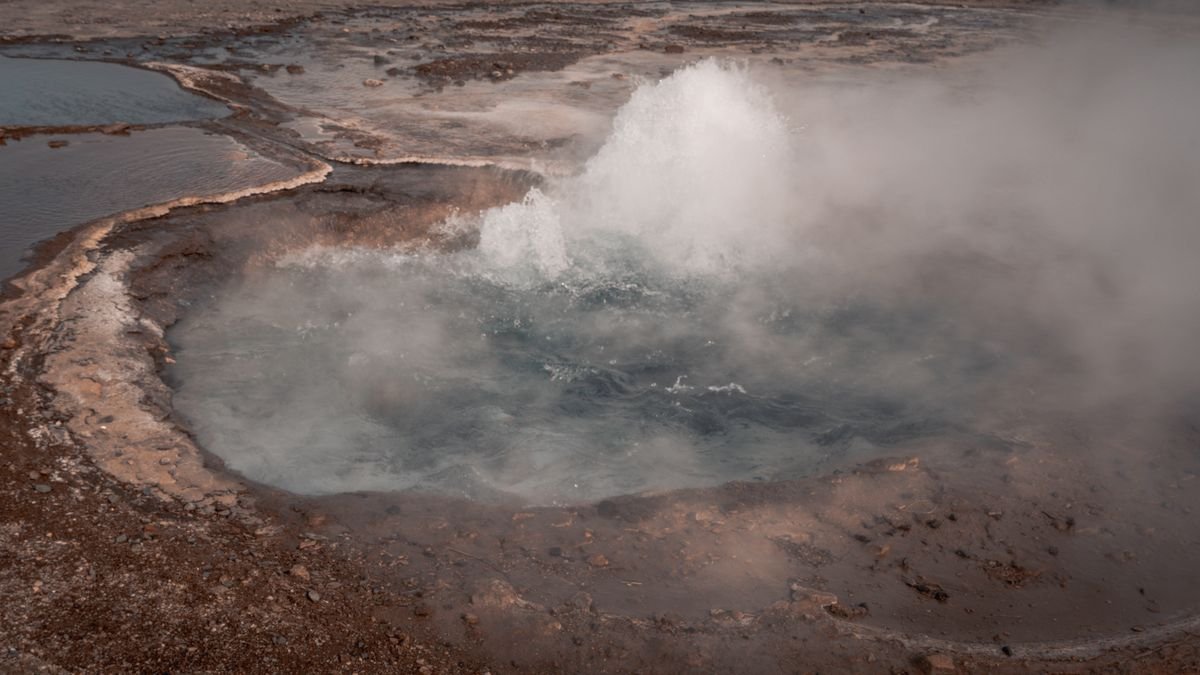Erupción del geiser Strokkur en el Círculo Dorado de Islandia