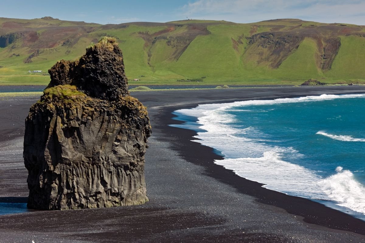 Playa de arena negra Reynisfjara con columnas de basalto, Islandia