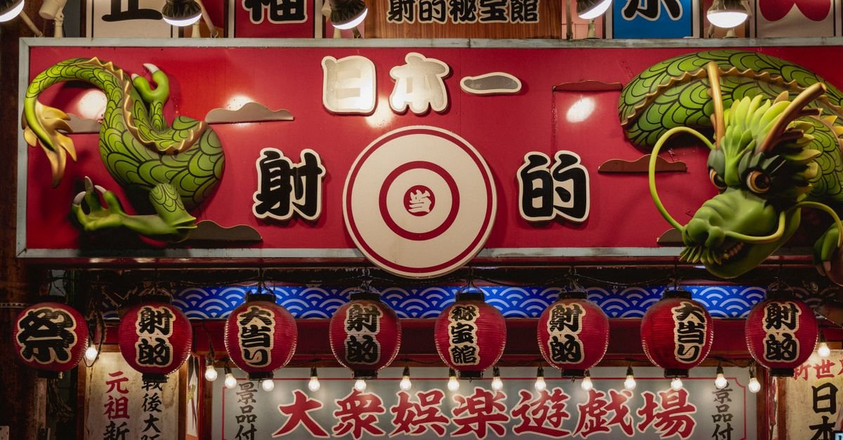 Calle Dotonbori de noche con neones en Osaka