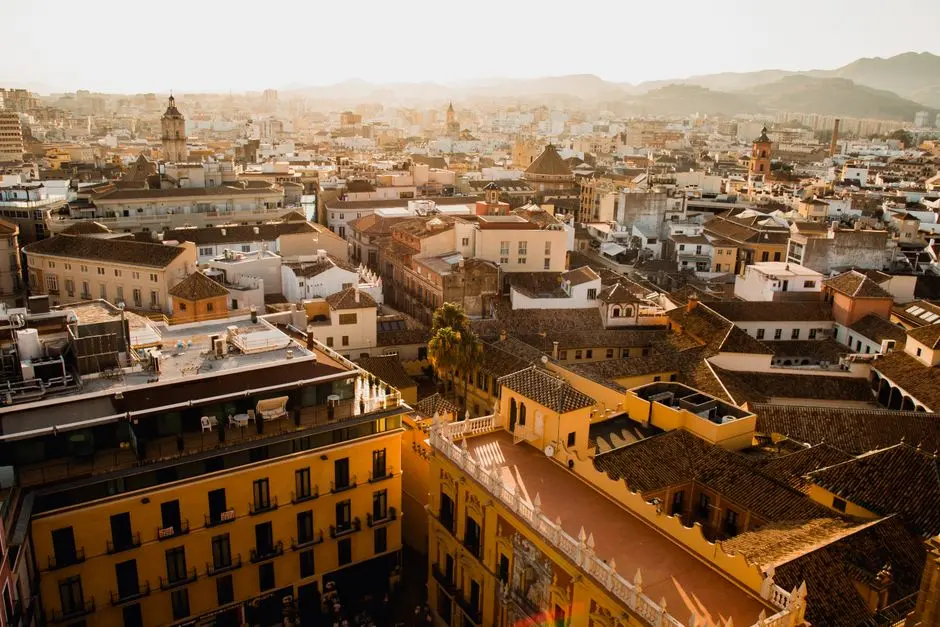 Atardecer en Mercados: colores y ambiente local