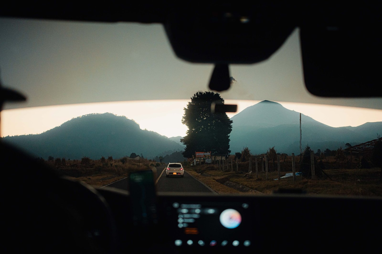 Coche carretera montaña