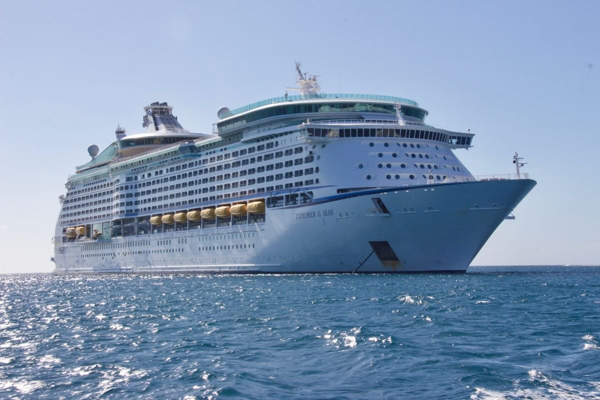 Crucero navegando por el Mediterráneo