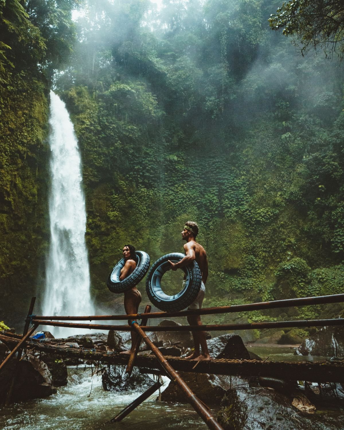 Mujer viajando sola por la naturaleza