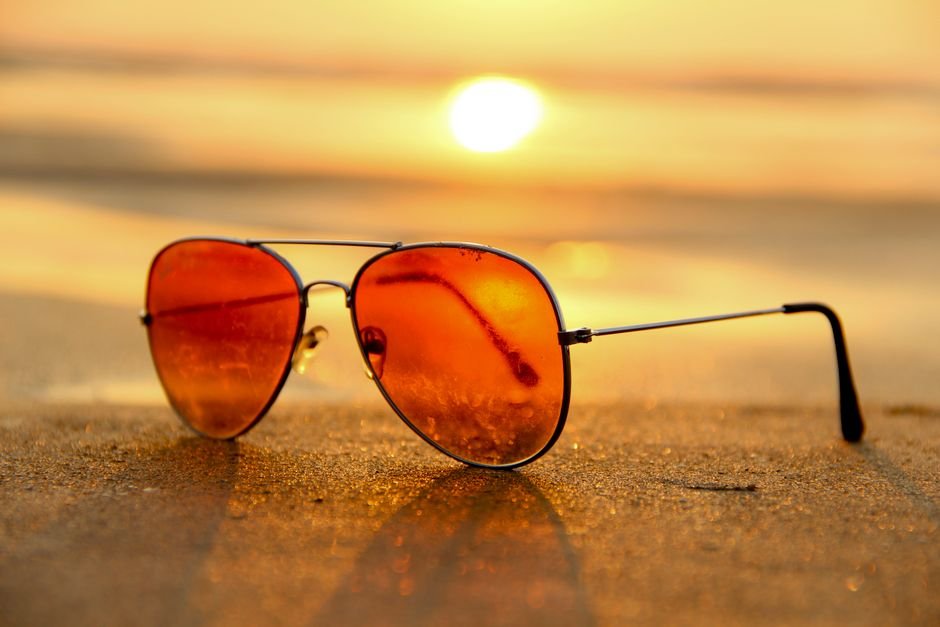 Viajero con gafas de sol en la playa