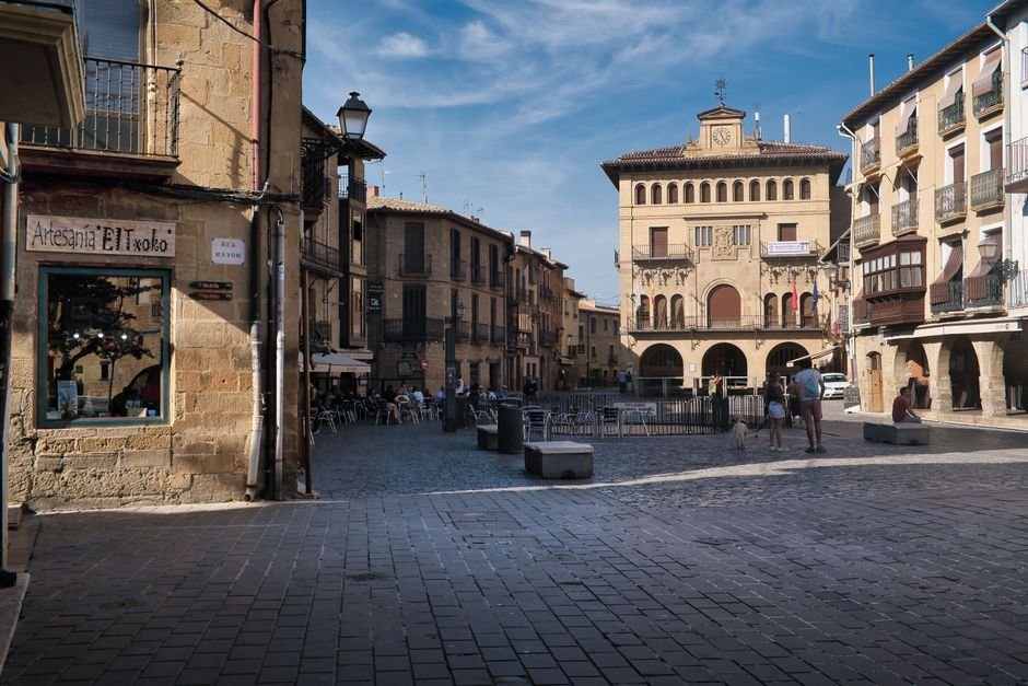 Calle empedrada de pueblo medieval en La Rioja