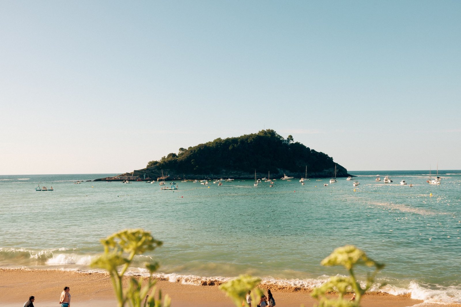Playa y bahía de La Concha en San Sebastián con el Ayuntamiento y Monte Igueldo