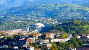 Vista aérea panorámica de Donostia San Sebastián con la Bahía de La Concha