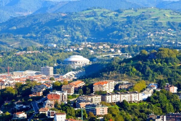 Vista aérea panorámica de Donostia San Sebastián con la Bahía de La Concha