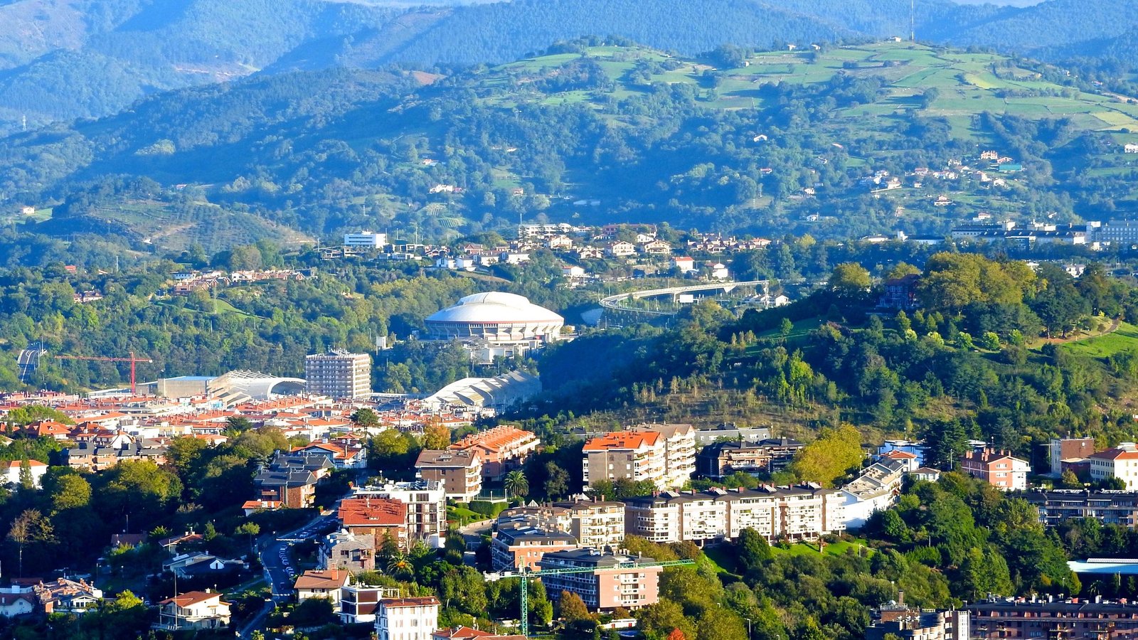 Vista aérea panorámica de Donostia San Sebastián con la Bahía de La Concha