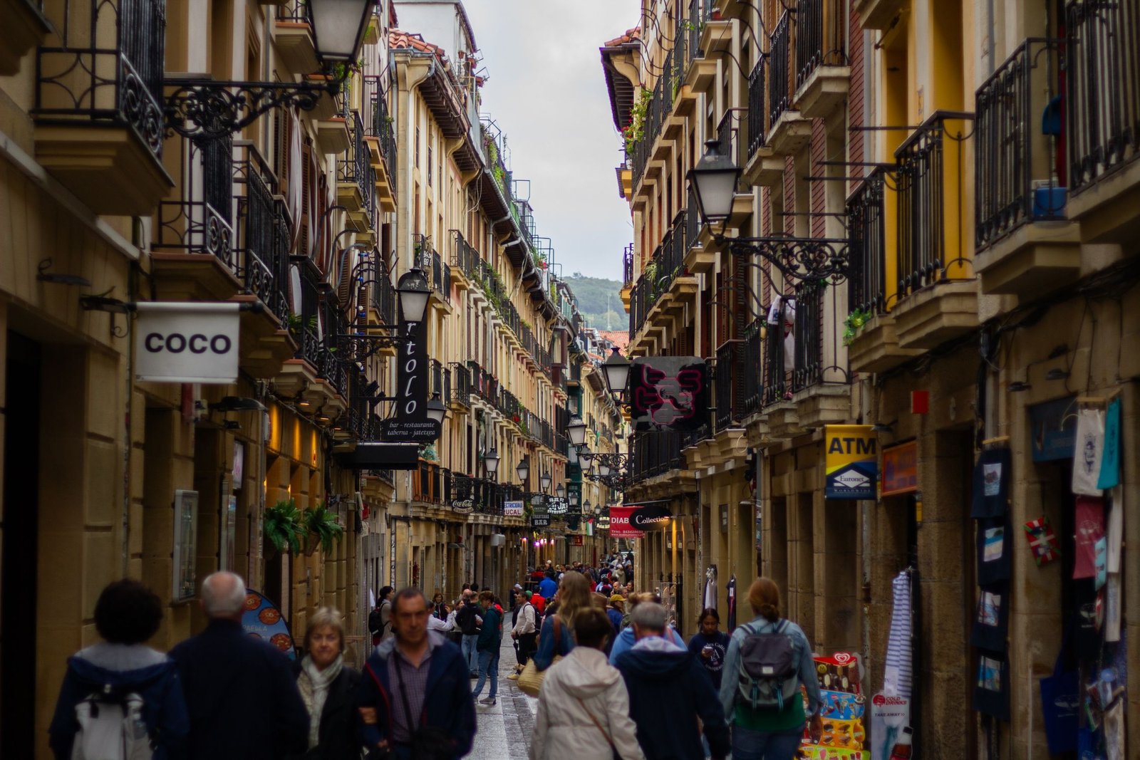 Calles animadas del casco viejo Parte Vieja de San Sebastián Donostia