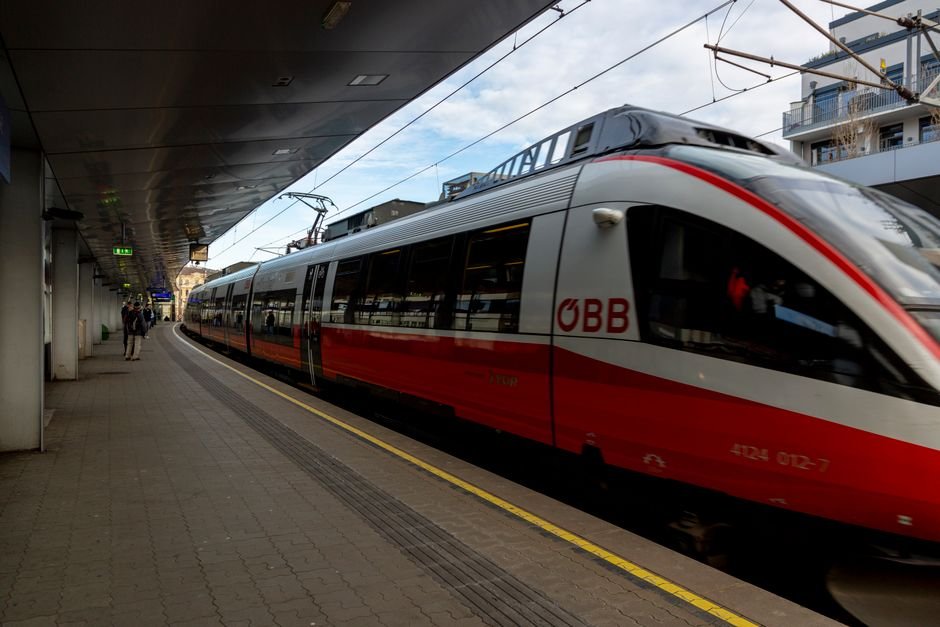 Tren Nightjet de ÖBB en estación
