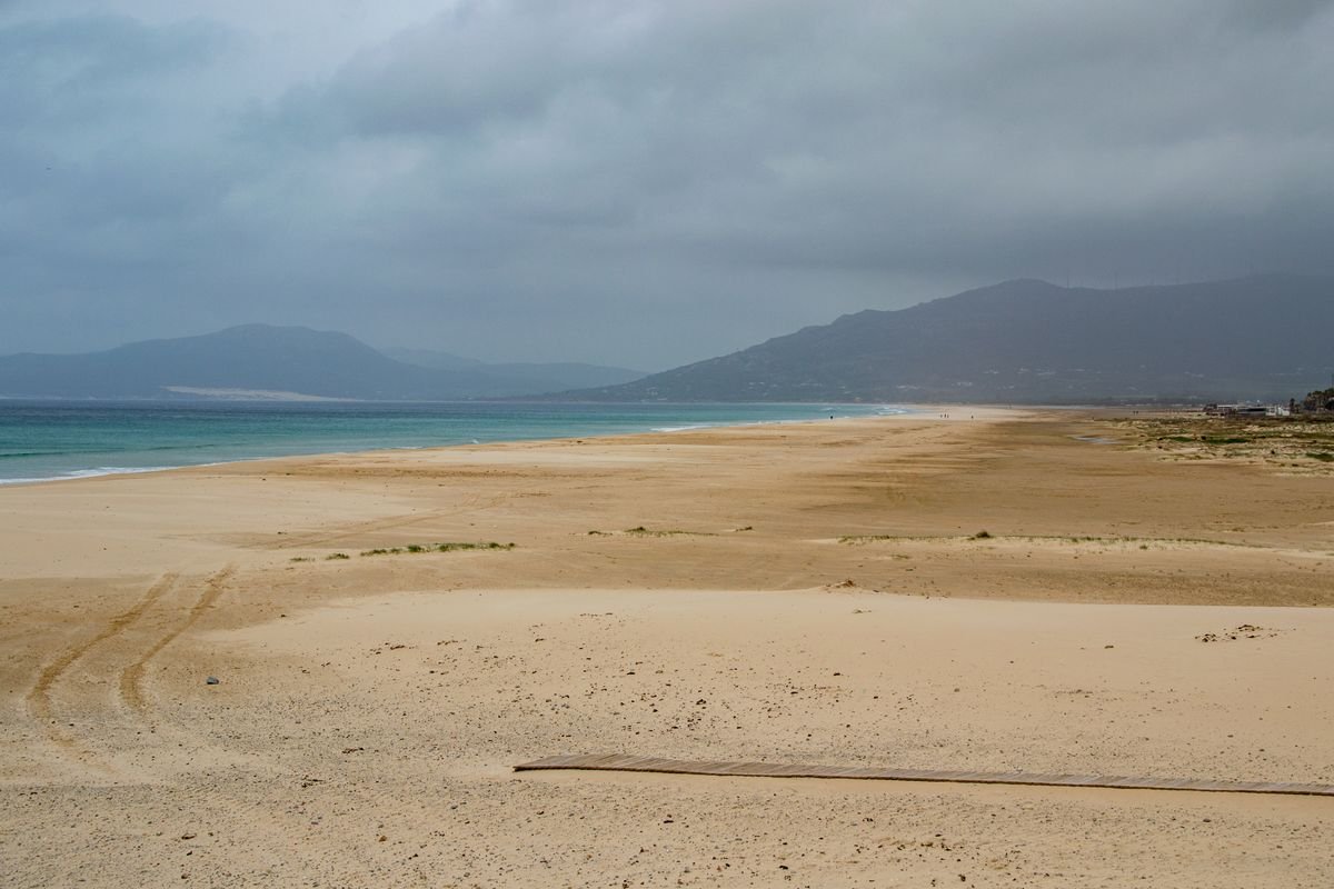 Arena dorada y aguas turquesas en las playas de Tarifa y Zahara