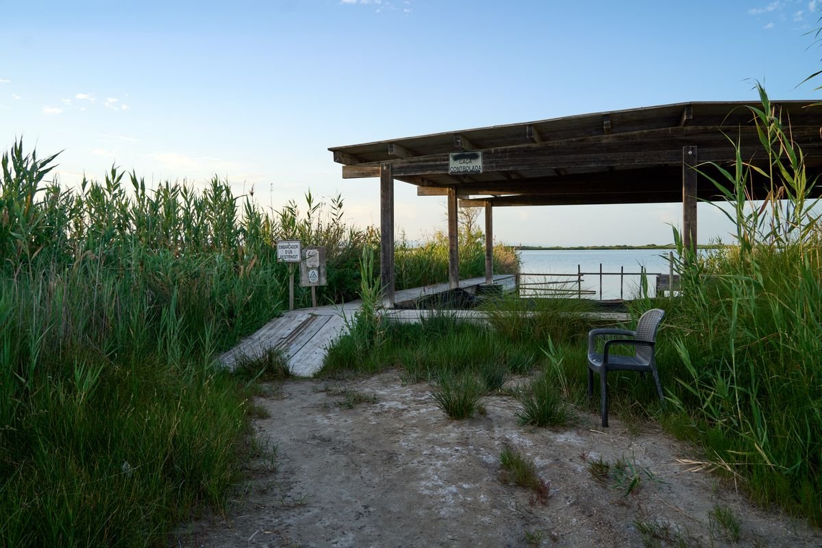 Refugio de madera a orillas del río Ebro