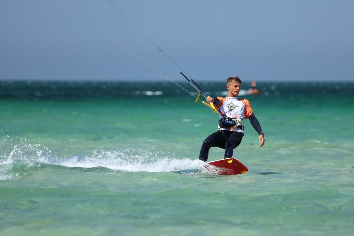 Kitesurf en las playas de Tarifa con cometas de colores sobre el mar