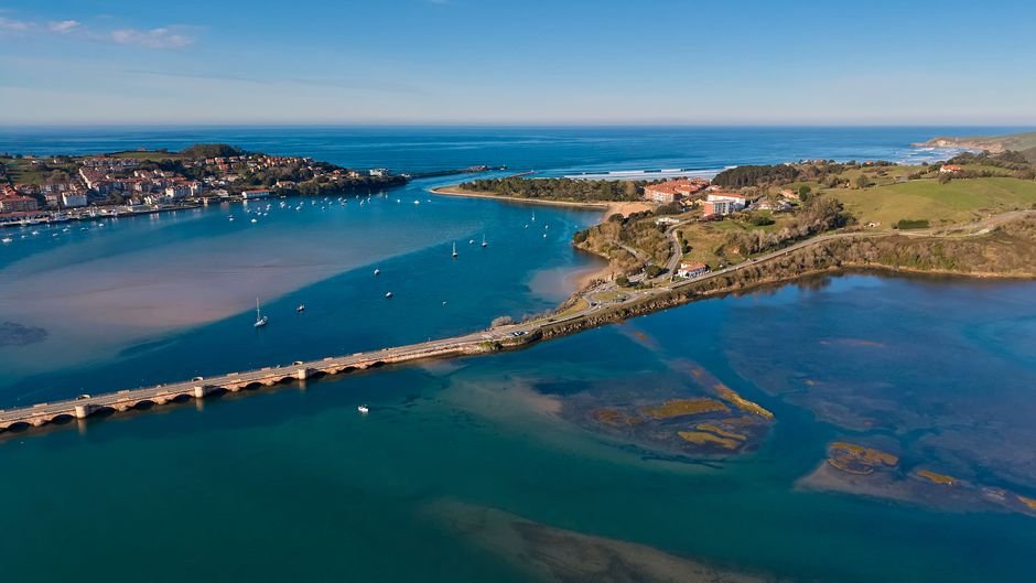 Acantilados y paisaje verde de la costa oriental de Cantabria