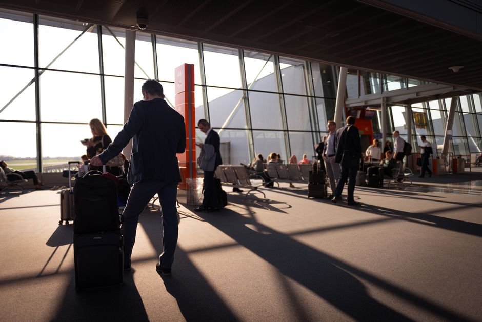 Viajeros con equipaje facturado en el aeropuerto antes de embarcar