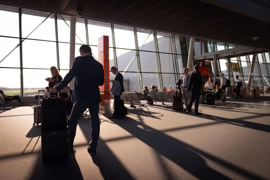Viajeros con equipaje facturado en el aeropuerto antes de embarcar