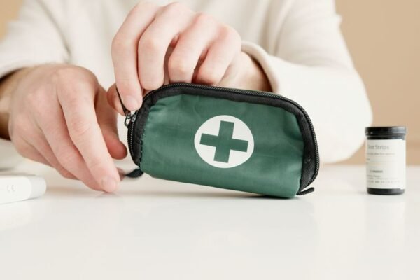 Kit de botiquín de viaje organizado con material de primeros auxilios