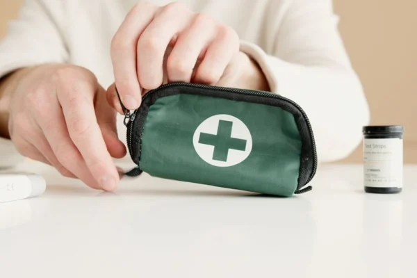 Kit de botiquín de viaje organizado con material de primeros auxilios