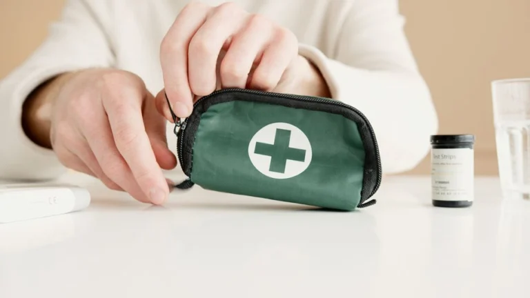 Kit de botiquín de viaje organizado con material de primeros auxilios