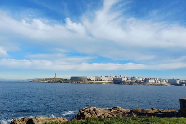 Vista panorámica de A Coruña con la Torre de Hércules