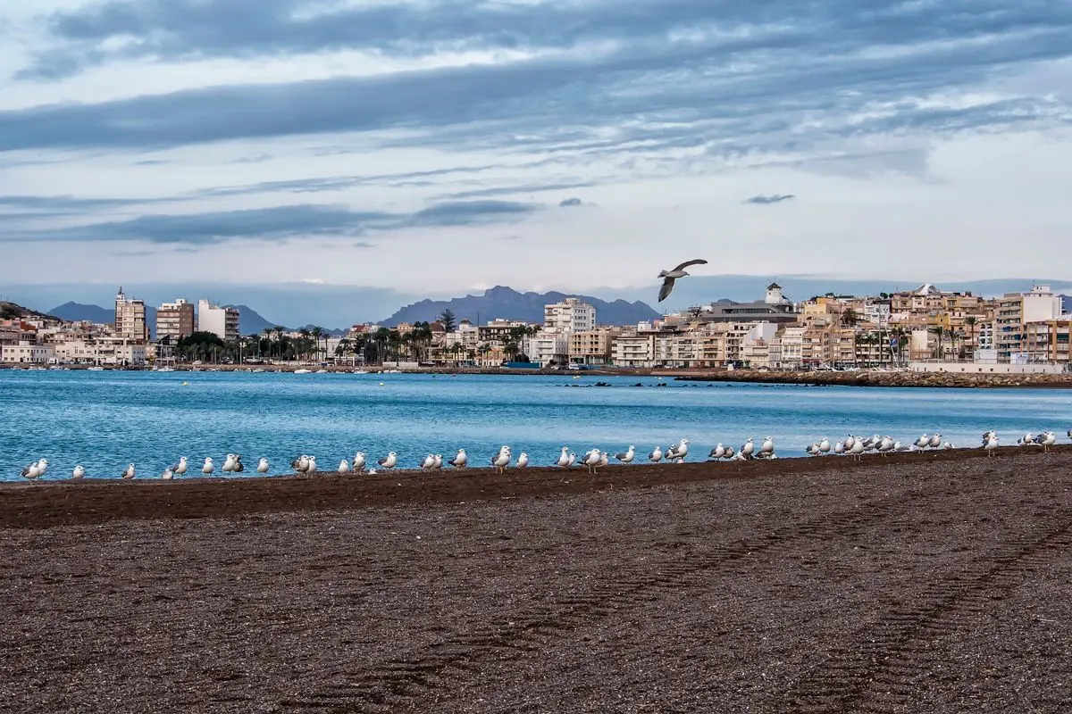 Playa de arena dorada y aguas cristalinas en Águilas, Costa Cálida
