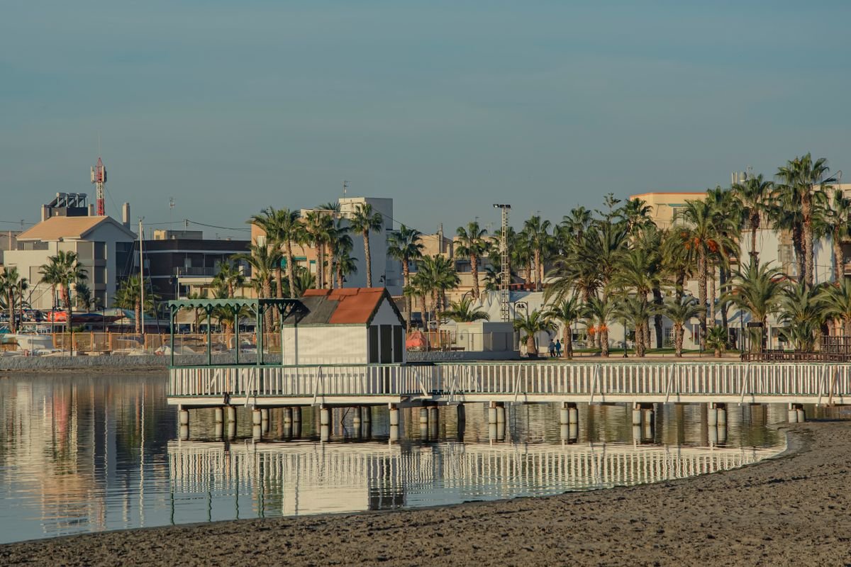 Playa de Costa con arena dorada y aguas tranquilas