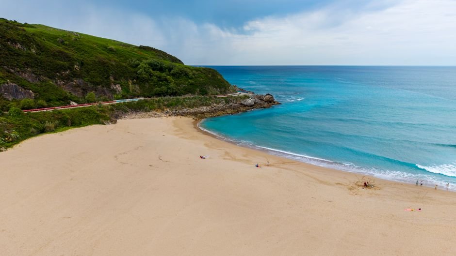 Costa Cantabrica oriental con sus playas de arena dorada