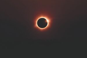 Eclipse solar anular con anillo de fuego visible en el cielo