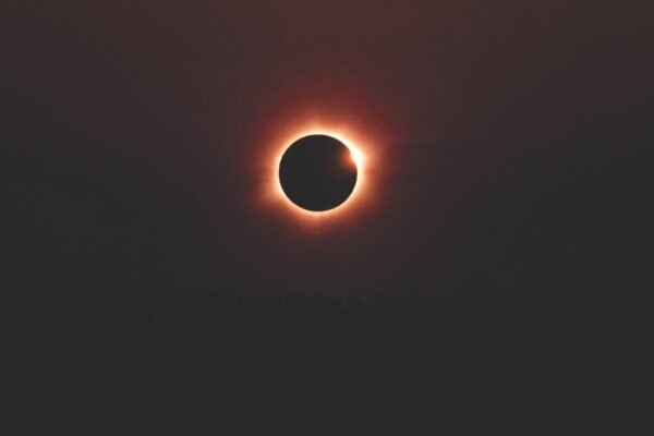 Eclipse solar anular con anillo de fuego visible en el cielo