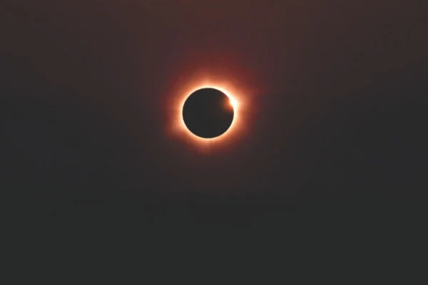 Eclipse solar anular con anillo de fuego visible en el cielo
