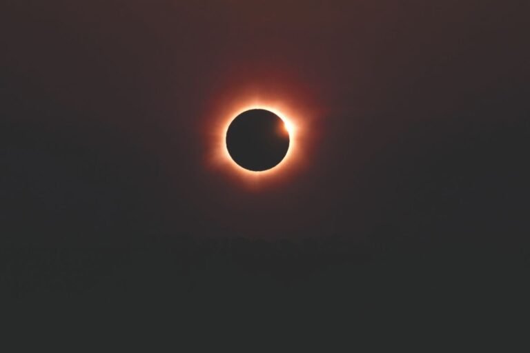 Eclipse solar anular con anillo de fuego visible en el cielo